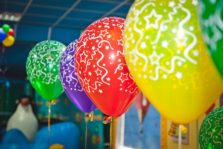 气球和庆祝概念   大量的五颜六色的气球