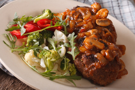 索尔兹伯里牛排配蘑菇酱和蔬菜特写。鹤