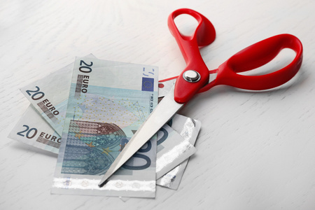 剪刀剪欧元纸币