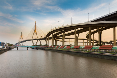 工业环公路大桥日落期间，泰国曼谷湄南河过河