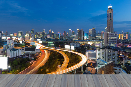 在暮光之城公路与曼谷摩天大楼的视图