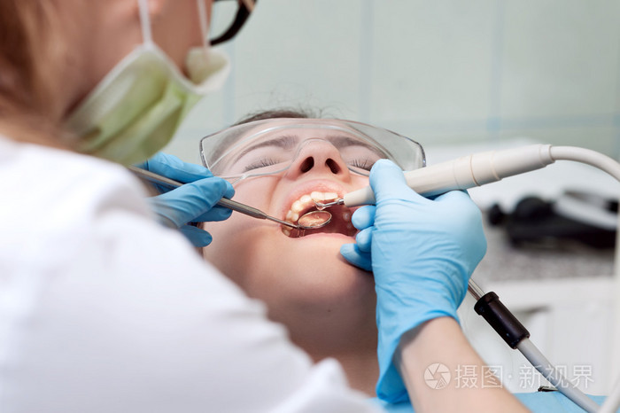 女牙医在病人的工作