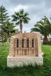 一份广告代尔祖尔在约旦古城佩特拉，Jordan 的石刻