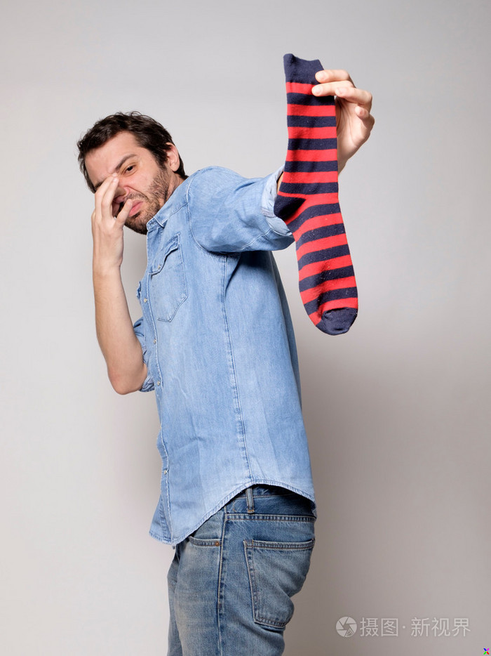 闻着臭袜子的男人