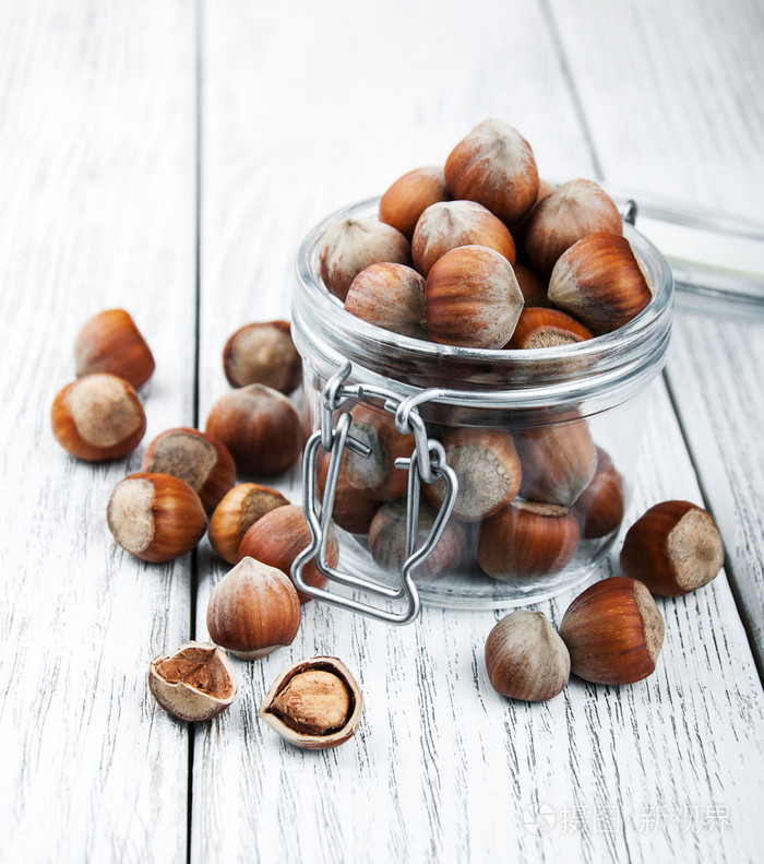 在一个玻璃瓶中的有机整体榛子