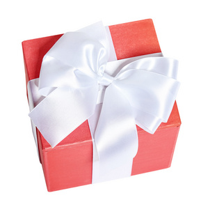 礼品盒装饰红丝带和弓，对象上白色孤立的工作室背景