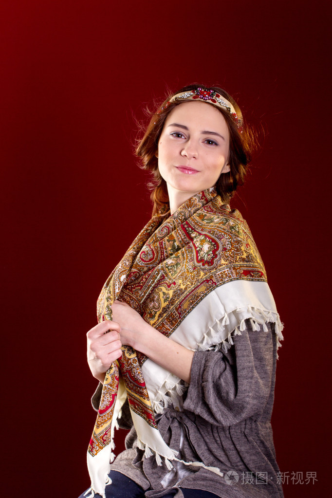 在俄罗斯民族服装的漂亮女孩