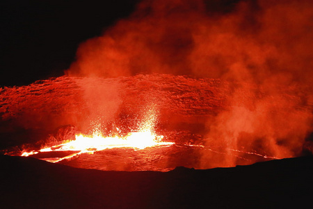 燃烧在硬壳火山基尔埃塞俄比亚的熔岩湖。0223