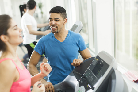 多种族的年轻人在健身房训练
