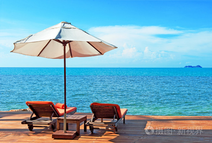 在海边沙滩上的椅子