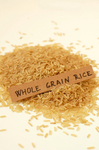 全谷物水稻在白色的背景