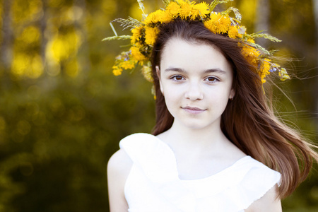 女孩,室外,颜色束花,明亮的阳光灿烂的夏天一天公园的草地上微笑开心