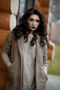 院子的家庭外部春天来到英国的后花园幸福的一家人坐在自家院子里的