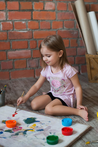 漂亮的小女孩俄罗斯小照片模型粉红色 t 恤微笑艺术画Tikhomirova 纯美