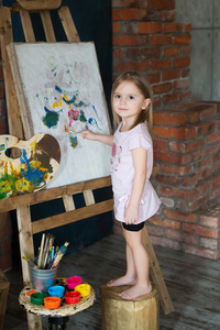 漂亮的小女孩俄罗斯小照片模型粉红色 t 恤微笑艺术画Tikhomirova 纯美