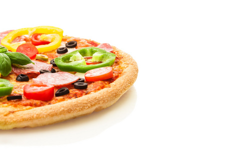 与意大利腊肠和辣椒粉的比萨饼图片
