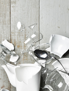 玻璃碎的菜葡萄酒杯茶杯子 sauser 勺子与 fragme照片