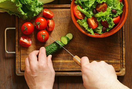 烹饪蔬菜沙拉 番茄 生菜 黄瓜 上一块木板，顶视图
