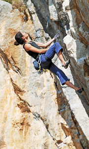 在攀爬岩石在女人做法