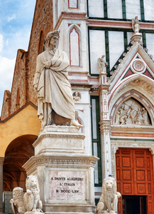 在罗西里卡圣卡罗伦斯前面的但丁雕像