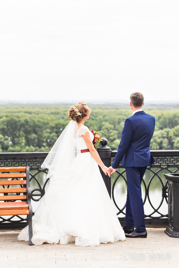 新娘和新郎户外手牵手