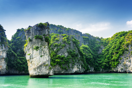 风景优美的岩柱岩溶的小岛在下龙湾观