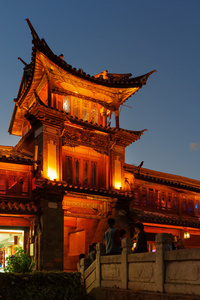 丽江中国传统木制建筑夜景