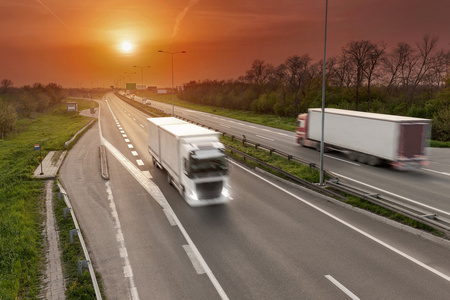 送货车在运动模糊在高速公路上在日落时分