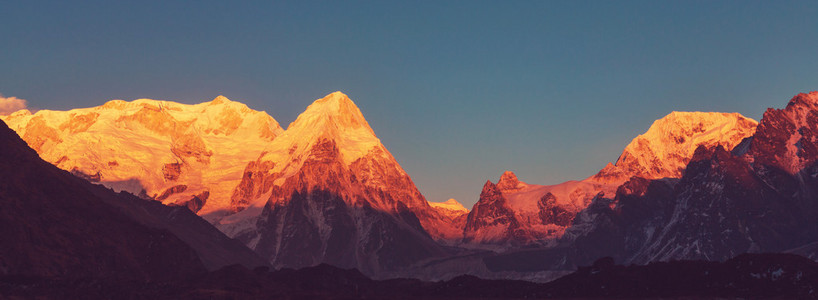 在两座山的风景