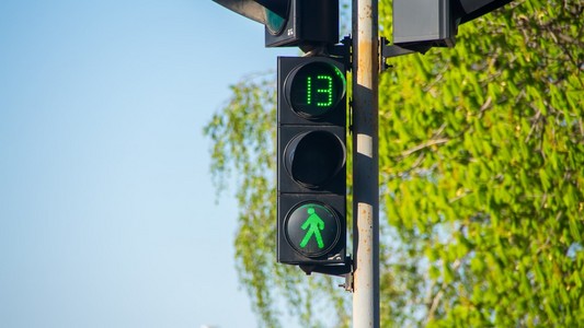 行人过路处红色图片