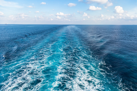 尾迹对蓝色的大海的海景