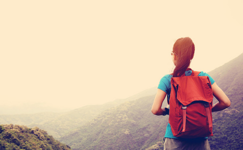 女人享受山景