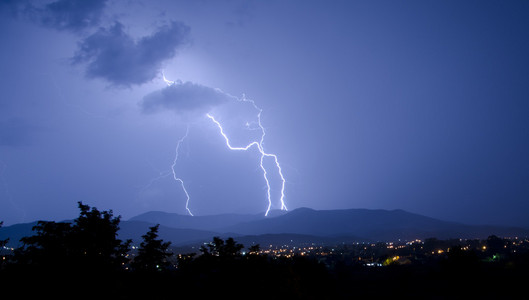 城市暴风雨图片