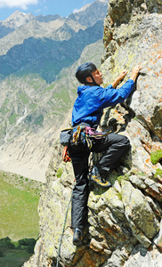 一个孤独的登山者到达山顶图片