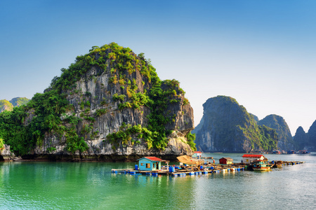 下龙湾浮动渔村里的美景