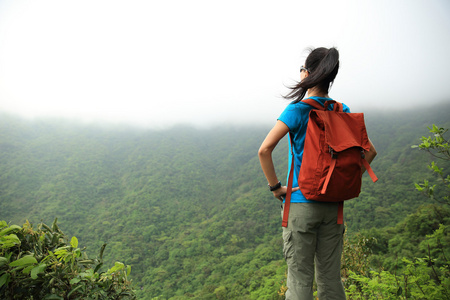 女人享受山景