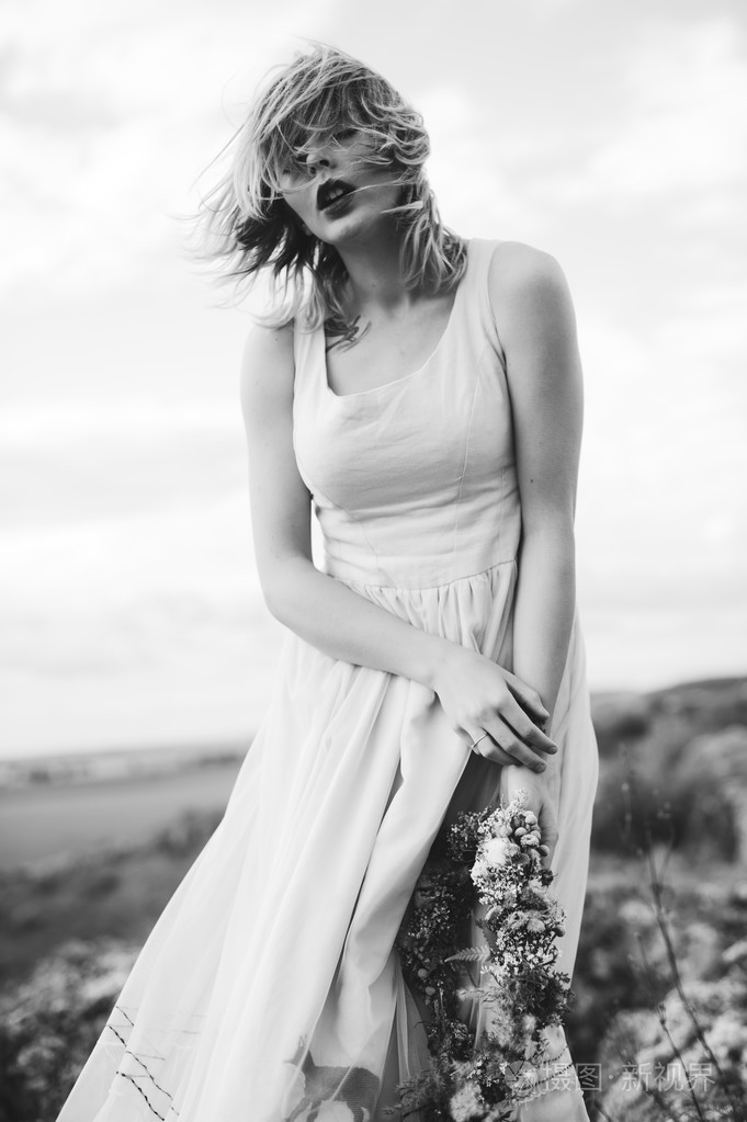 忧郁的年轻女孩