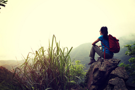 女人享受山景