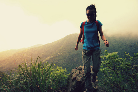 亚洲女人的徒步旅行者