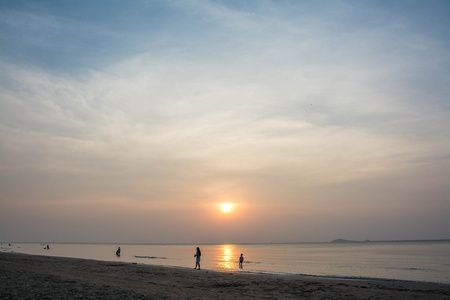 日落在 Wanakorn 海滩, 巴蜀府, 泰国