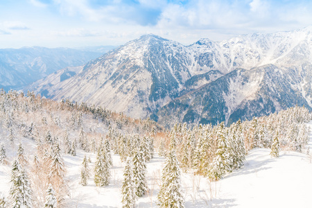 日本冬季山与雪覆盖