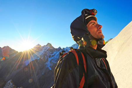 登山者到达山峰的顶部。登山，登山的运动。尼泊尔山