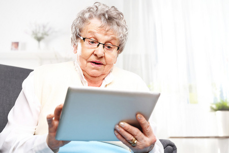 奶奶和计算机图片