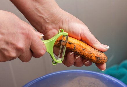 特写手干净的胡萝卜，清洗烹饪原料的新鲜胡萝卜