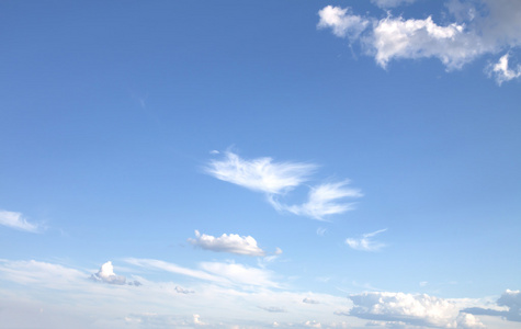 蓝色的天空背景