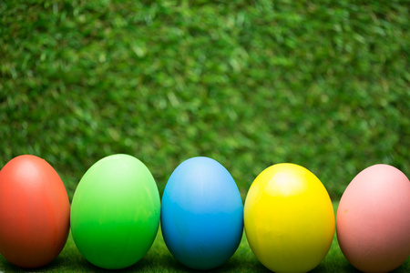 行的复活节彩蛋在草地上