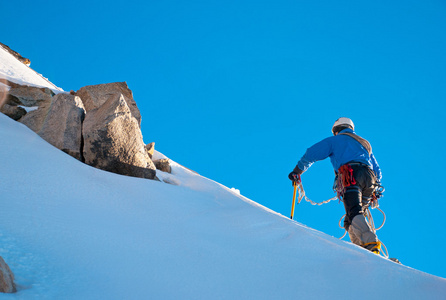 在冰雪地上高山登山者余额