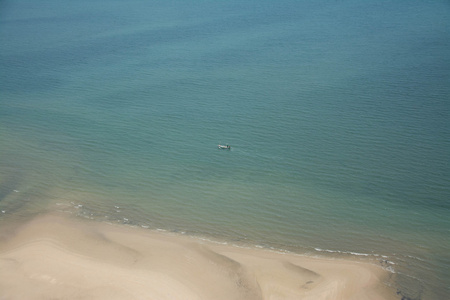 一艘渔船在海上的鸟瞰图