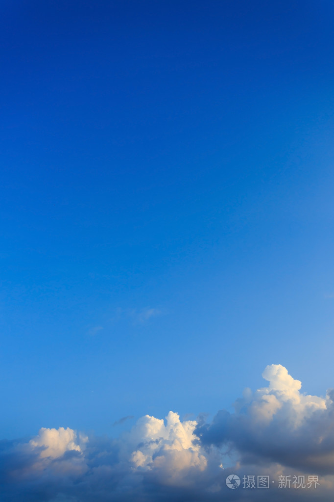 在湛蓝的天空上的云