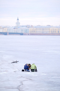 冰在圣彼得堡涅瓦河上的渔夫